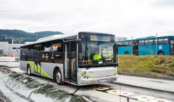 En elektrisk buss prøvekjører den elektriske veien.