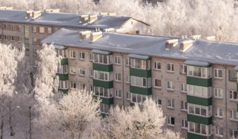 Frost. Vinter. Boligblokk.