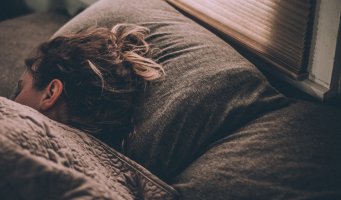 Seng. Hode på pute. Morgengry. Sover