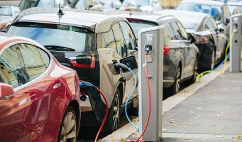 Bilde av elbiler som lader batteriet