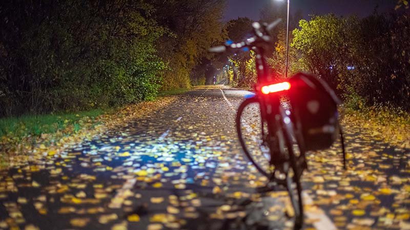 Sykkel med lys i høstvær.