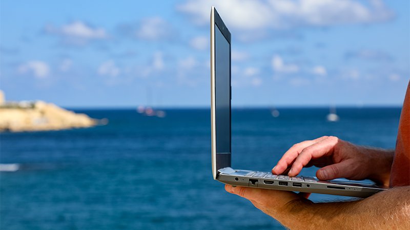 Mann på jobbreise som avsluttes på standen.