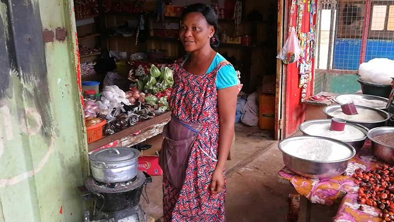 Dame i Ghana som lager mat.